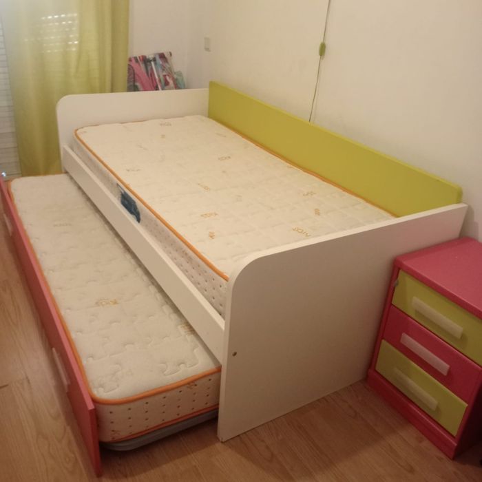 Cama solteiro menina com mesa de cabeceira