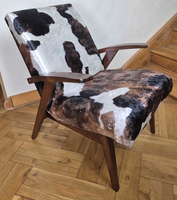 Odnowiony fotel PRL, proj. M Puchała, tapicerka "krowa", typ 300-123