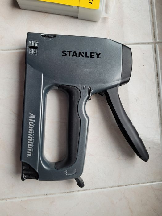 Zszywacz tapicerski Stanley 6-TR250 + zszywki i gwoździe