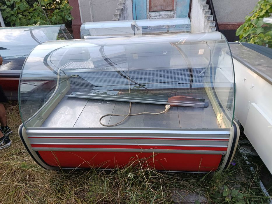 продам холодильную витрину