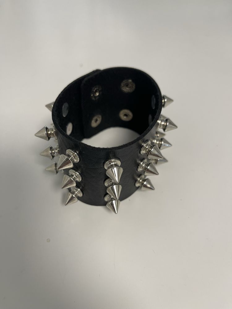 Pulseira com picos em pele ( nova )