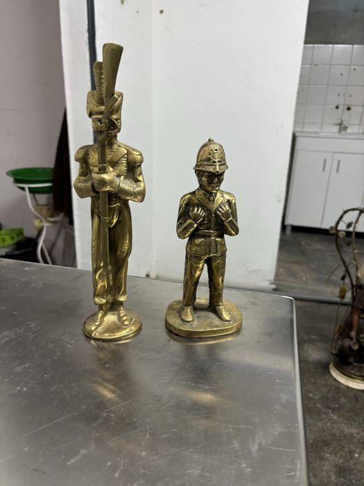 Par de bonecos em bronze 60€