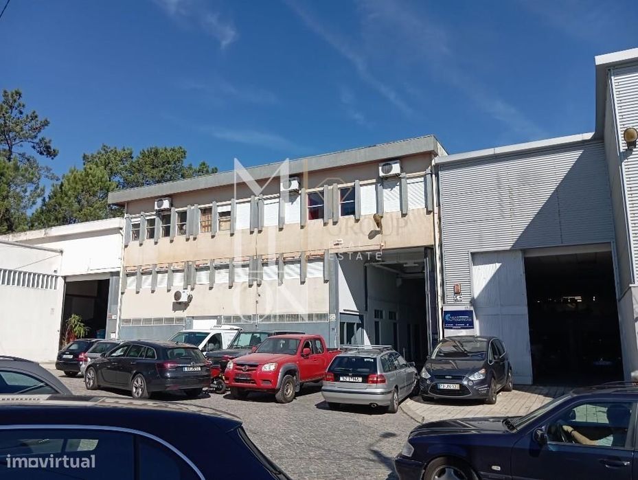 Três armazéns em Custóias.