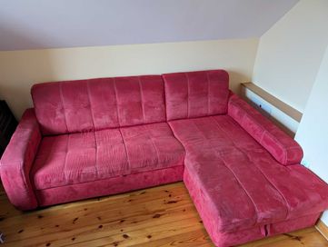 Czerwona sofa z funkcją spania