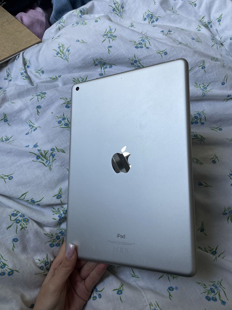 Ipad 7 generacji 32gb 10,2” jak nowy z akcesoriami silver