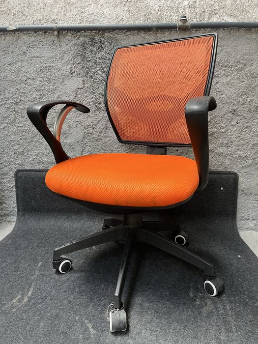 Cadeira cor de laranja com rodas