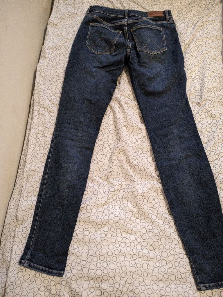 Piękne mało używane Wrangler Skinny po żonie 26/32