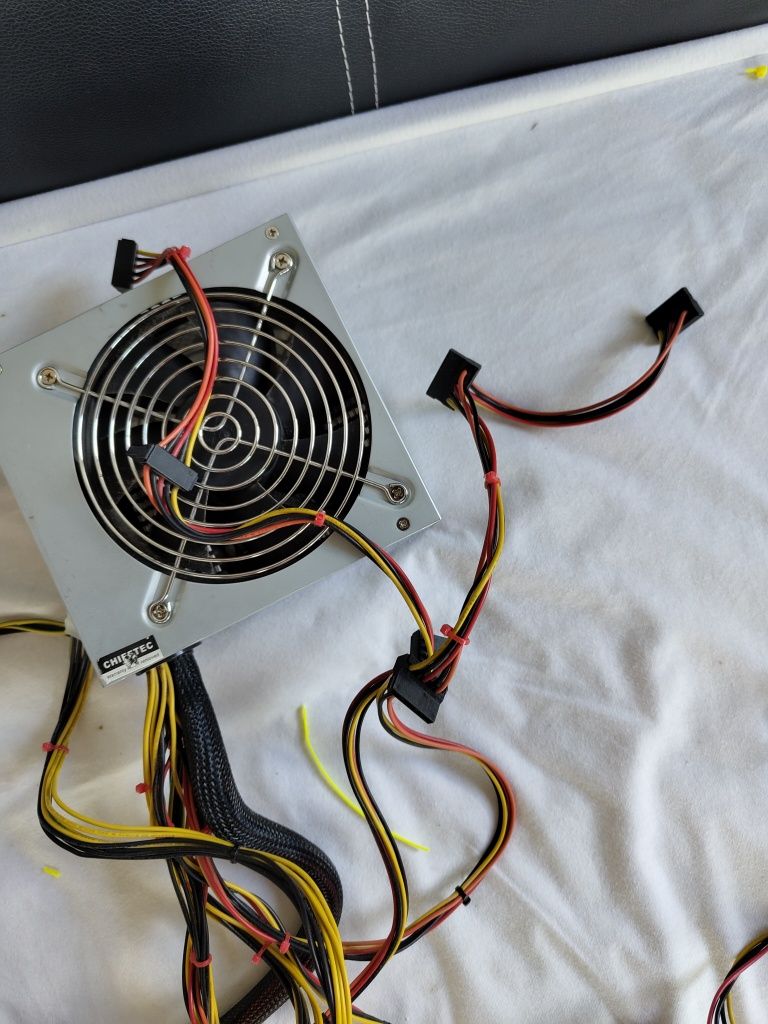Блок питания Chieftec 600w ідеальний стан 650 /550/ 500/ 700/ 800/ 900