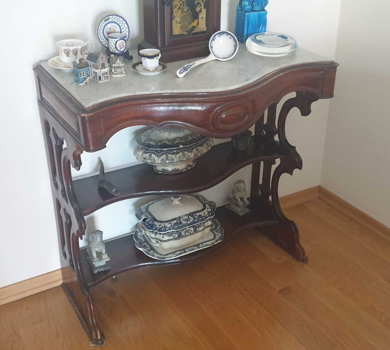 Consola antiga em bom estado de conservação