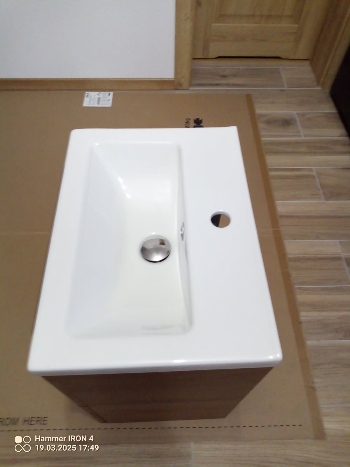 Szafka wisząca z umywalką Goodhome