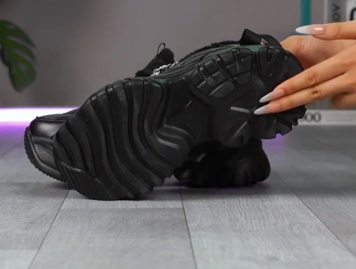 Жіночі зимові чорні утеплені кросівки