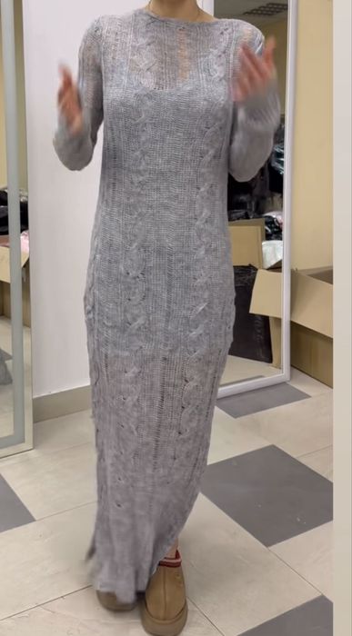 Сукня вʼязана.