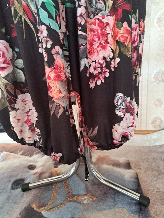 Długa sukienka w kwiaty ze ściągaczem na dole