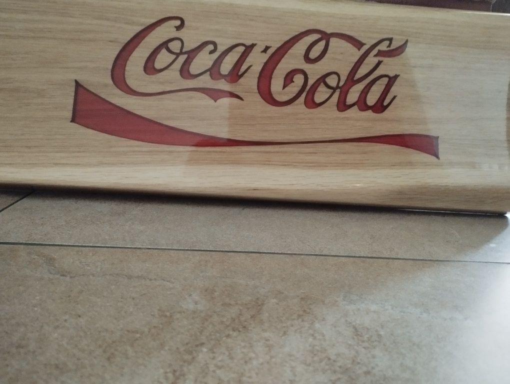 Logo coca coli z drewna