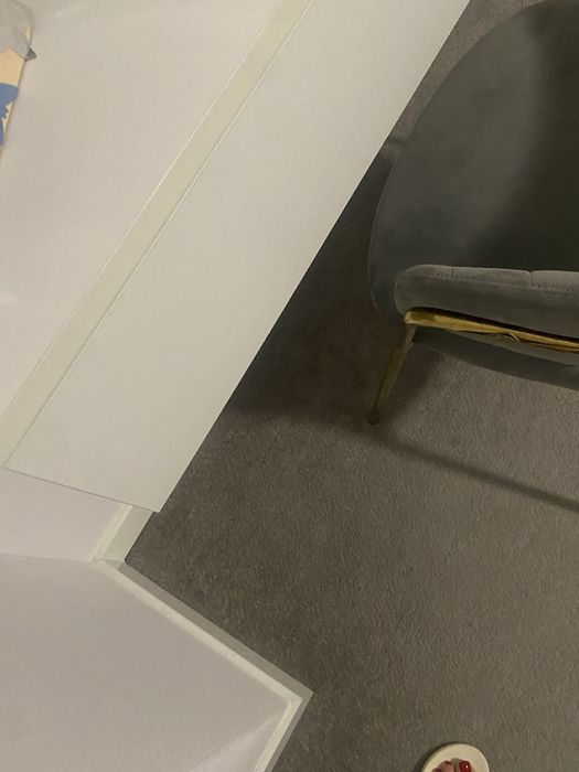 Toaletka biala wiszaca i krzeslo szare zlote nogi