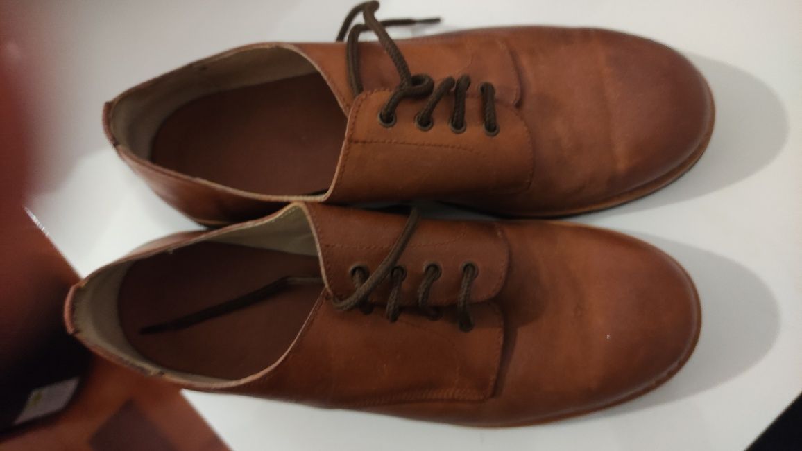 Sapatos em pele com sola pneu
