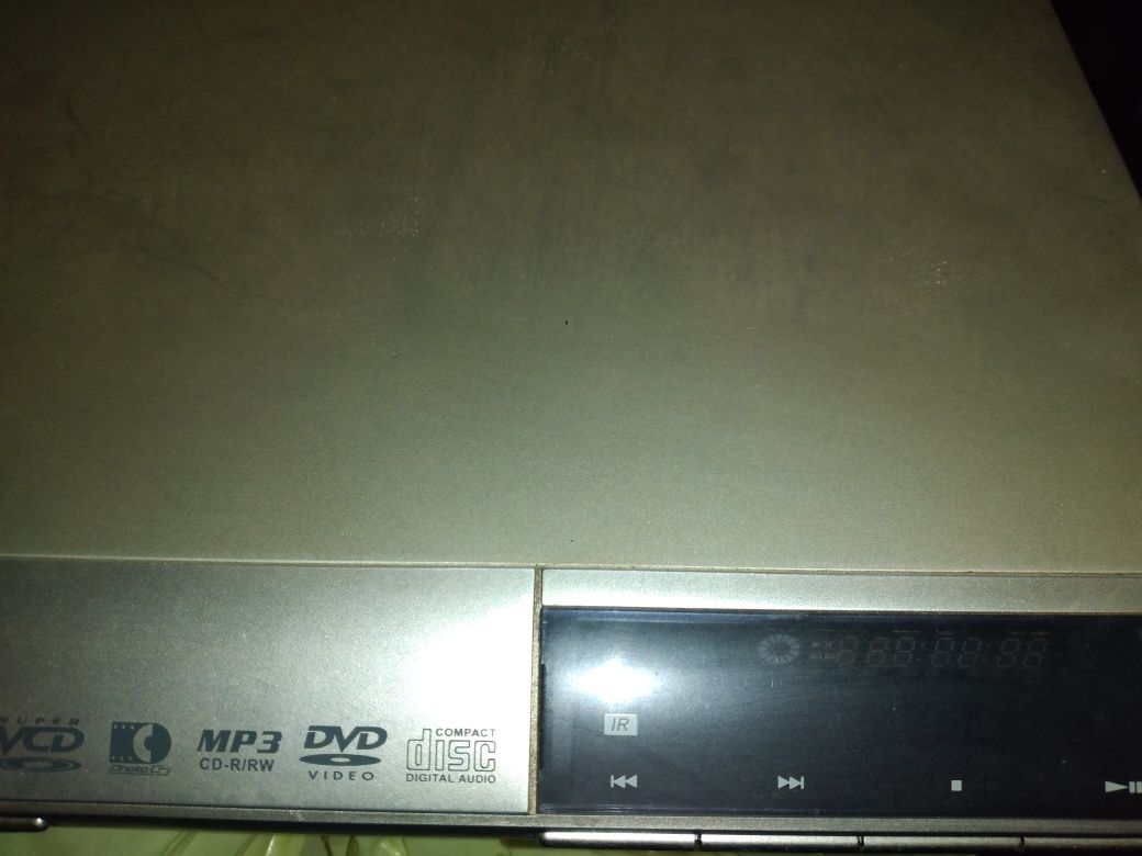 Odtwarzacz DVD, CD, VCD, MP3 + 100 filmów.