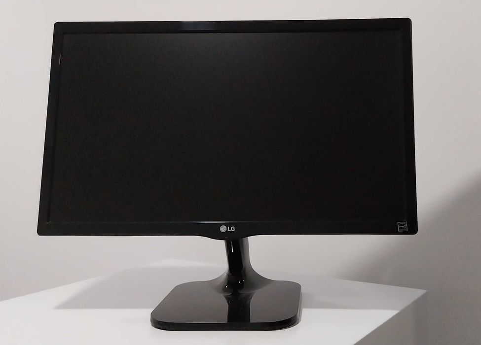 Monitor LED LG 22'' IPS com cabos e adaptadores