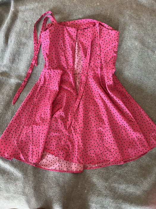 Літня сукня яскраво рожевого кольору