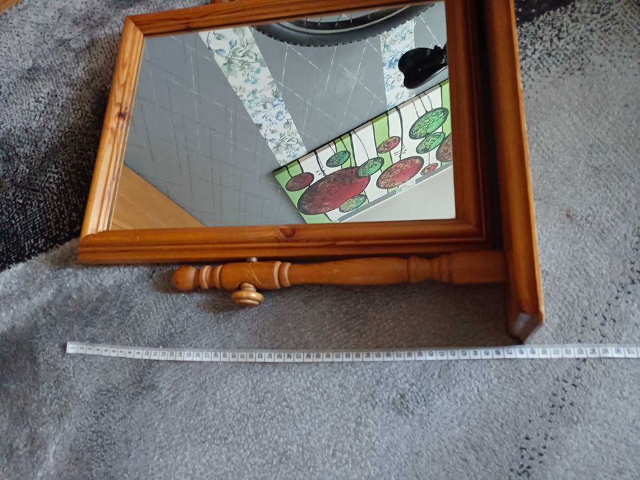 Drewniane stojące lustro toaletka