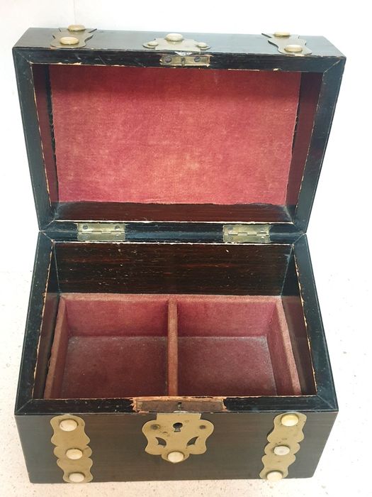 Antiga caixa caddy de chá em madeira, latão e madrepérola