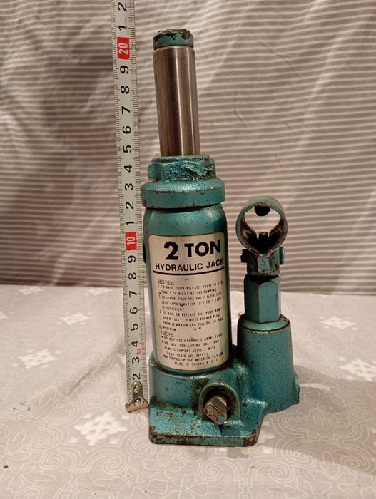 Lewarek podnośnik hydrauliczny