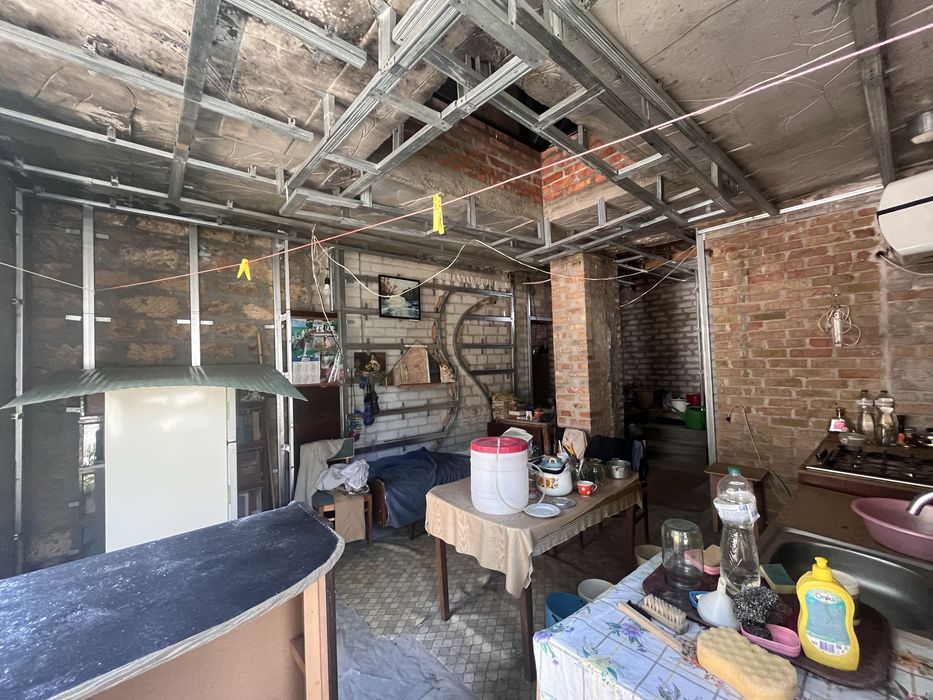 Дім на Космосі з незавершеним ремонтом .