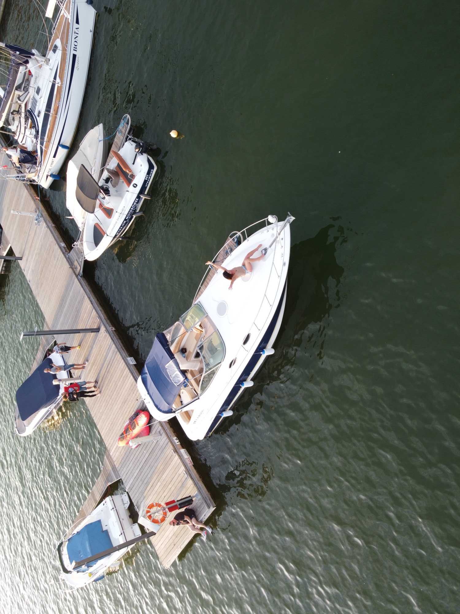 Wynajem łodzi motorowych bez patentu hauseboat i skutery wodne