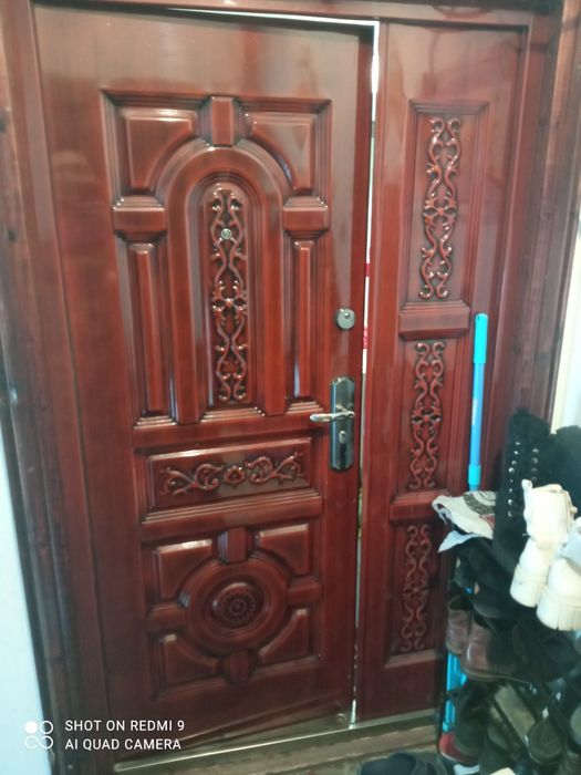 Drzwi wejściowe brązowe retro zdobienia metalowe