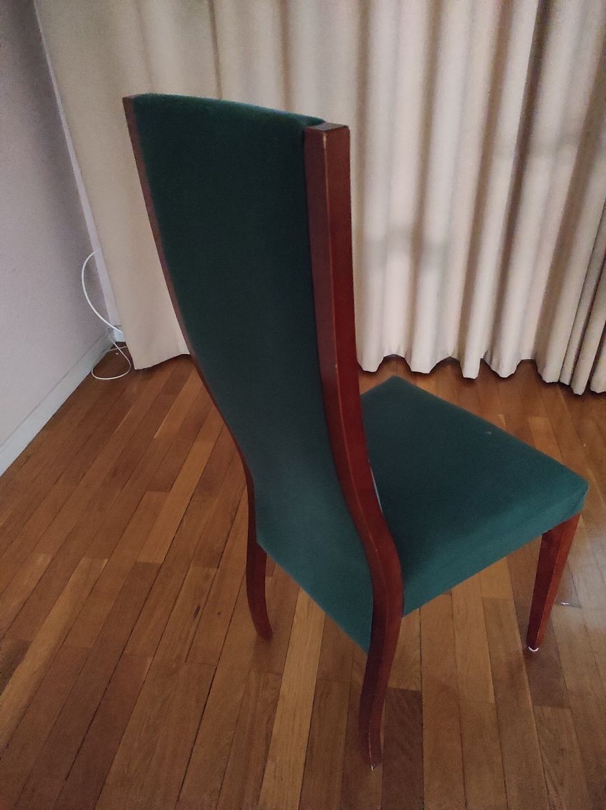Cadeiras de sala de jantar de madeira e veludo verde