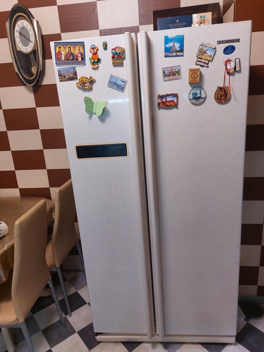 Холодильник Samsung RS20CRMB двох дверний з екраном