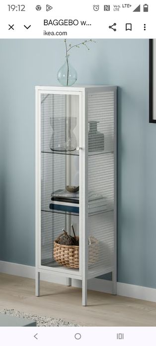 Witrynka ze szklanymi półkami