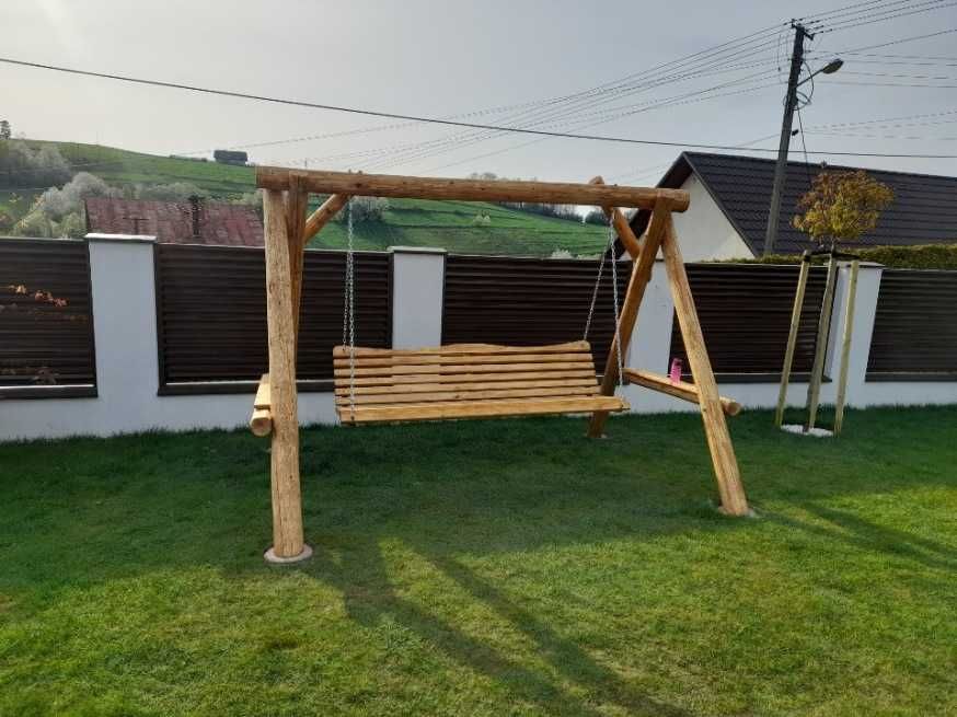 Huśtawka ogrodowa drewniana dostępna od ręki.