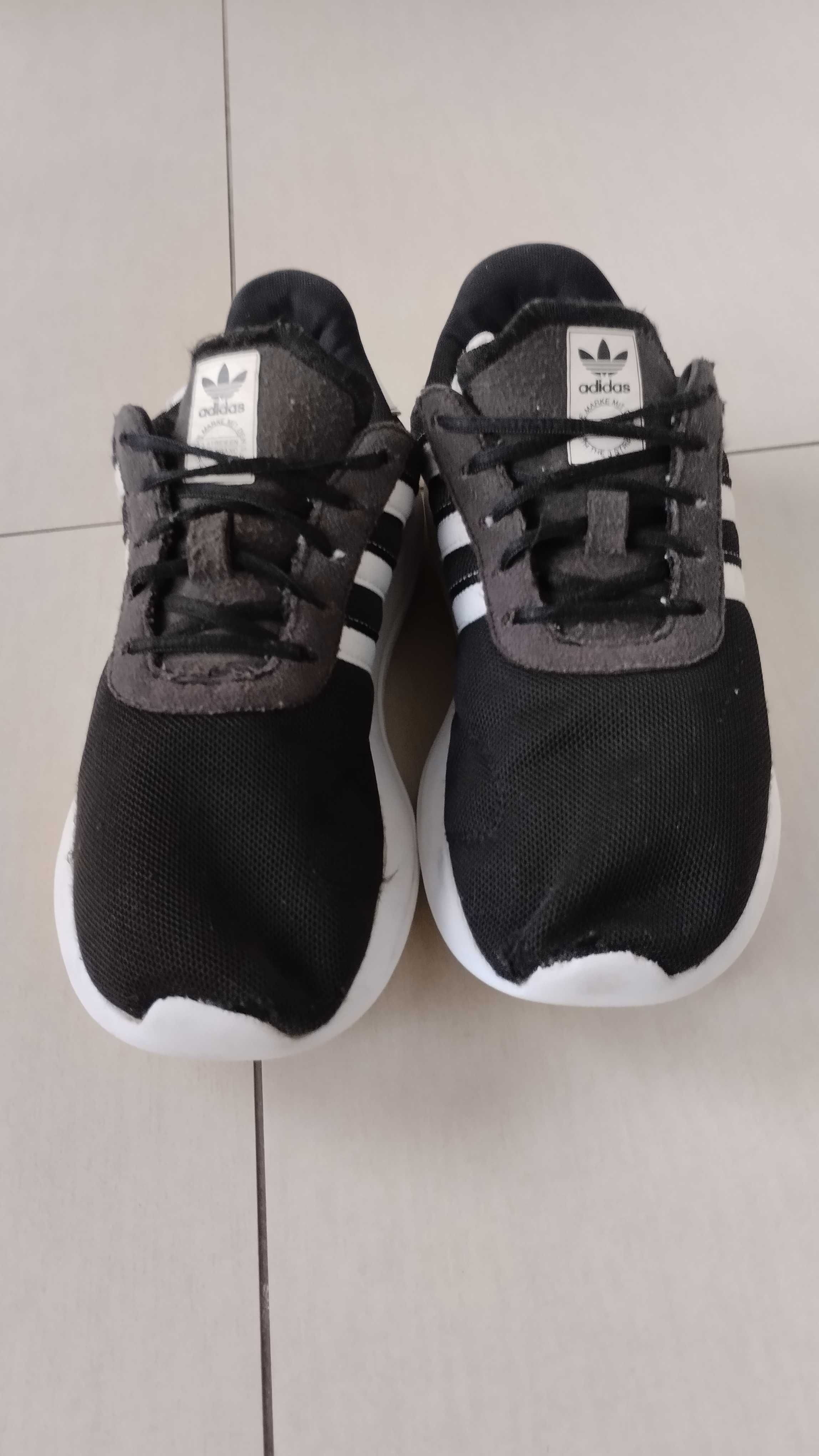 Buty Adidas czarne Rozmiar 35 Długość wkładki 22 cm Wiek 12 lat