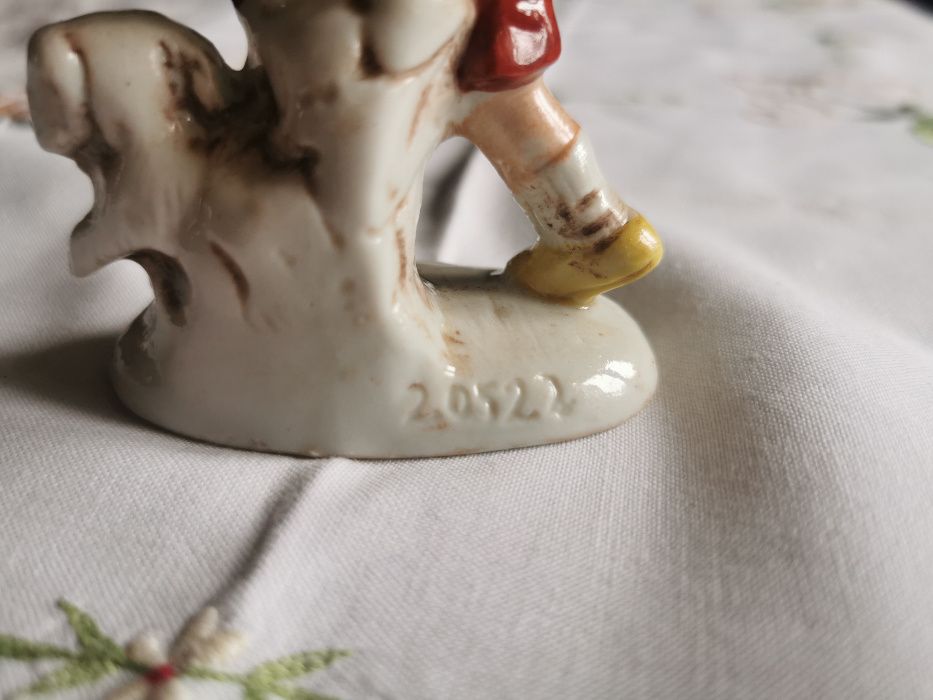 figurka chłopca z psem porcelana numerowana Anglia