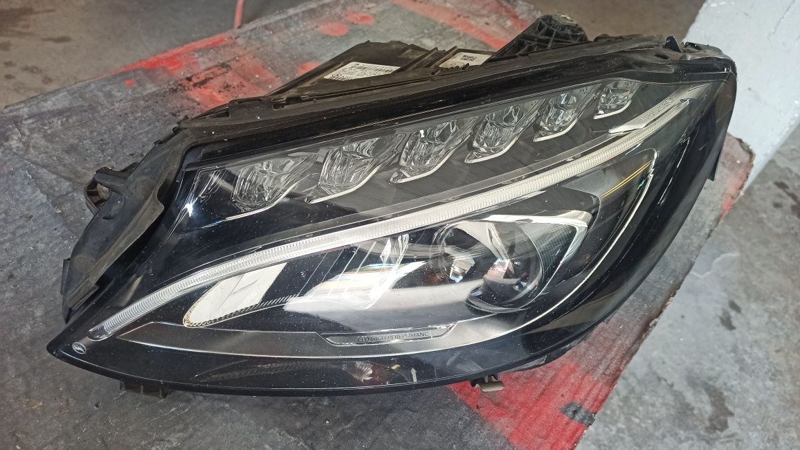 Farol frontal esquerdo Mercedes C220 / 2016