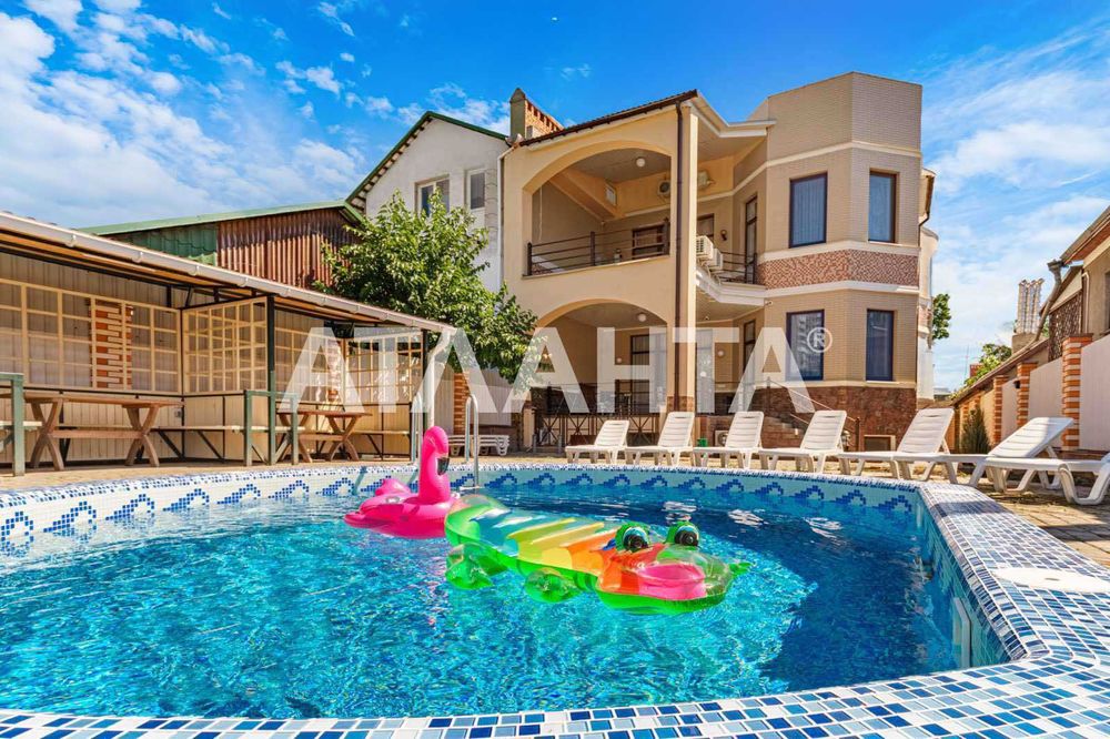 Гостиница в пешей доступности 13 фонтана! Бассейн!