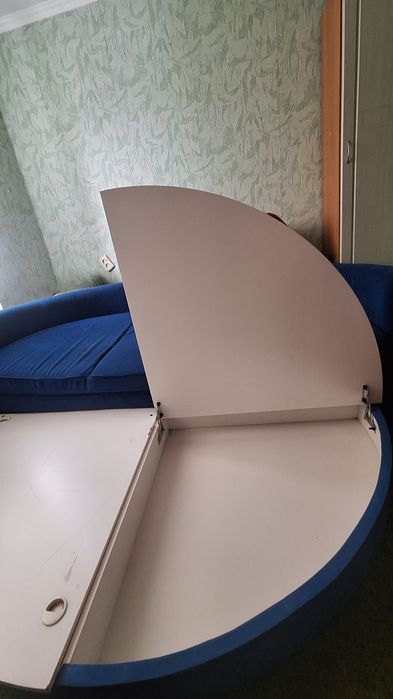 Гарний круглий диван