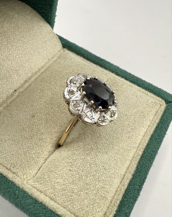 Złoty pierścionek z szafirem 2,00ct i diamentami 0,15ct