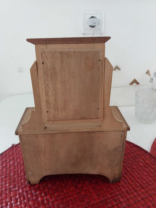 Brinquedos com mais de 100 anos - Mobília de quarto de bonecas