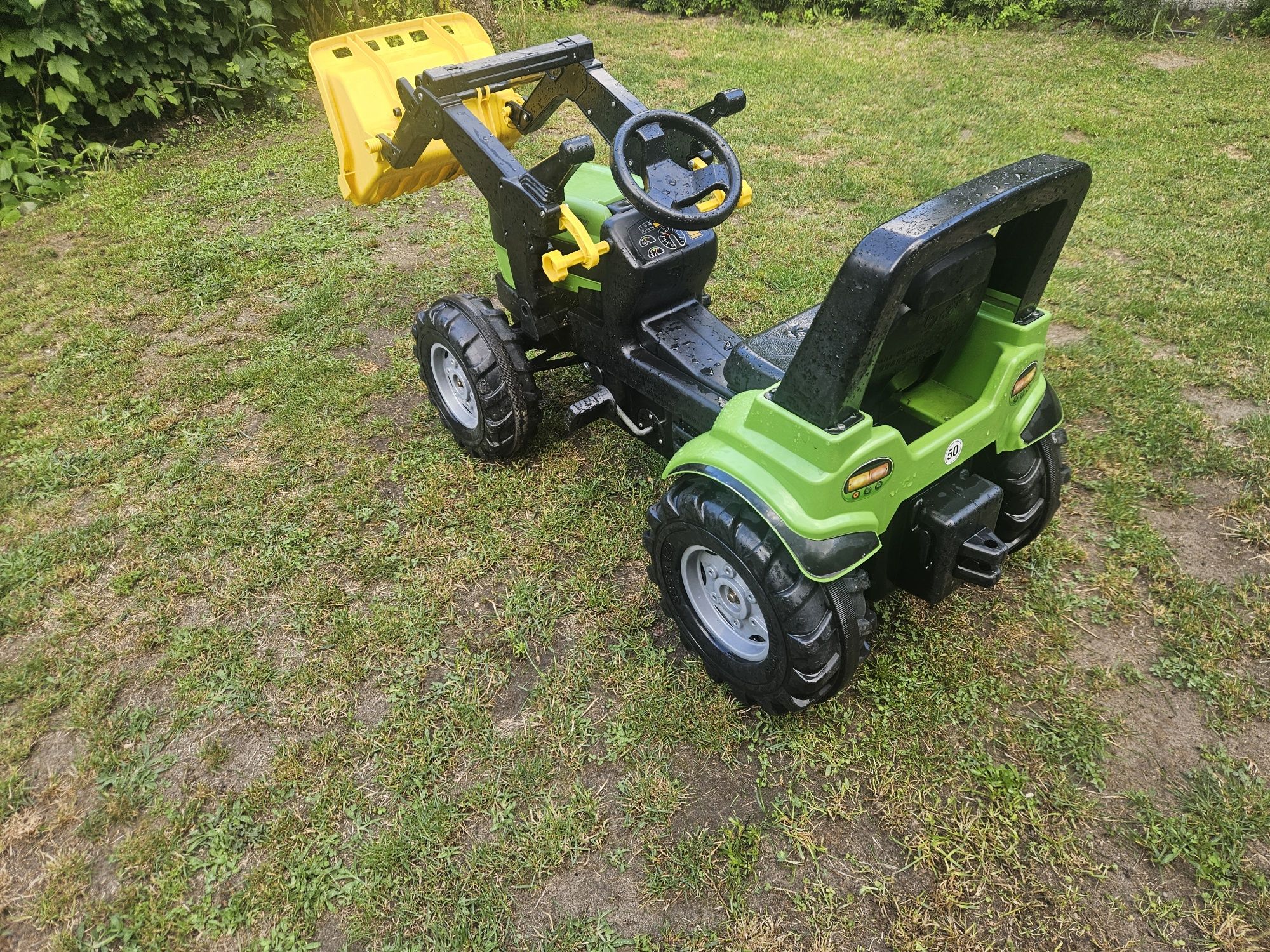 Traktor na  pedały Rolly Toys Deutz Fahr. 

Widoczny na zdjęciu pr