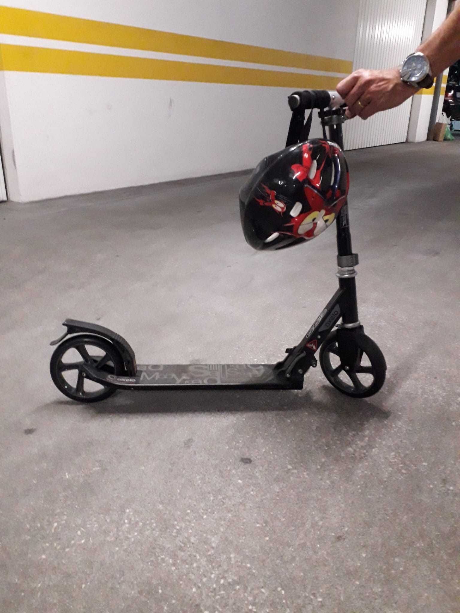 Trotinete para Criança com guiador extensível e capacete