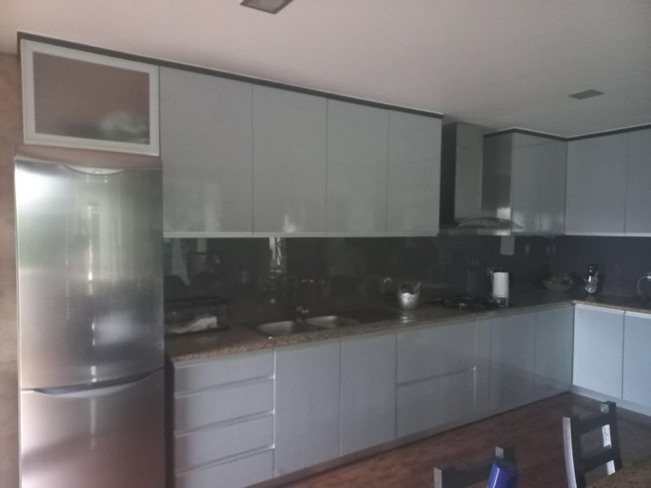 Cozinha termolaminada cor cinza claro equipada sem frigorífico