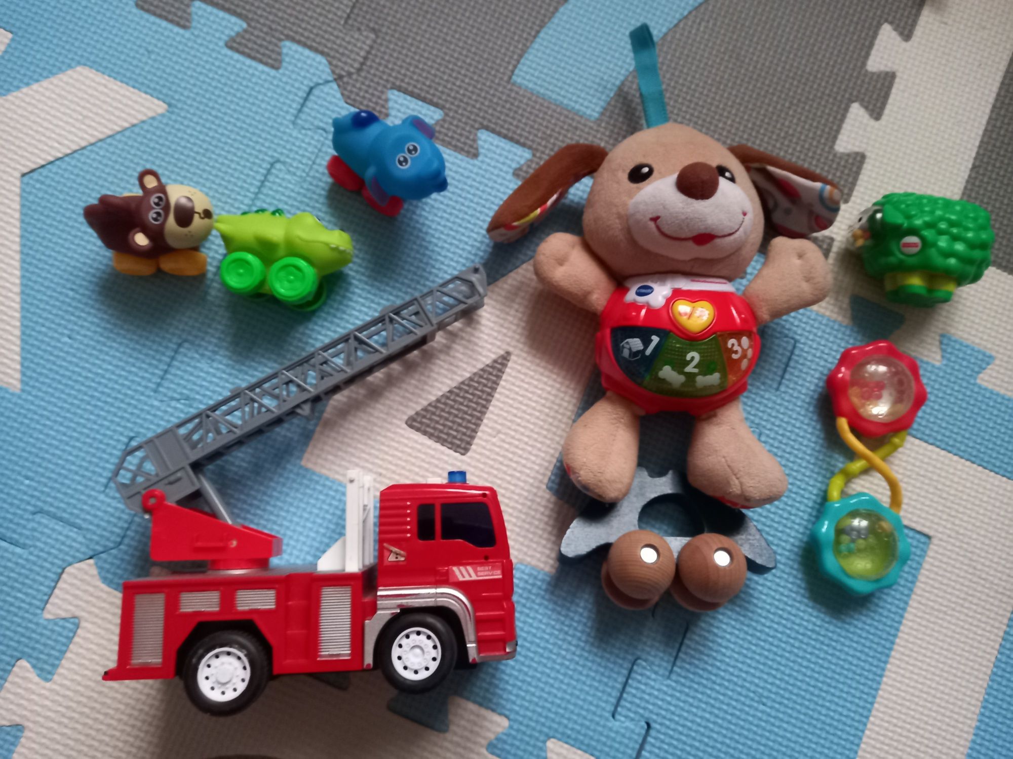 Zabawki- interaktywny piesek, grzechotki, wóz strażacki