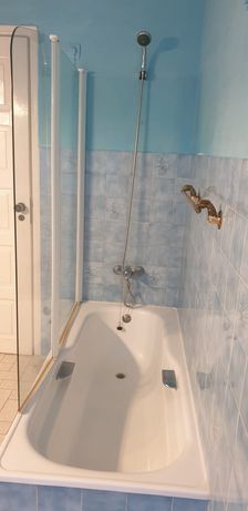 Banheira, resguardo e duche