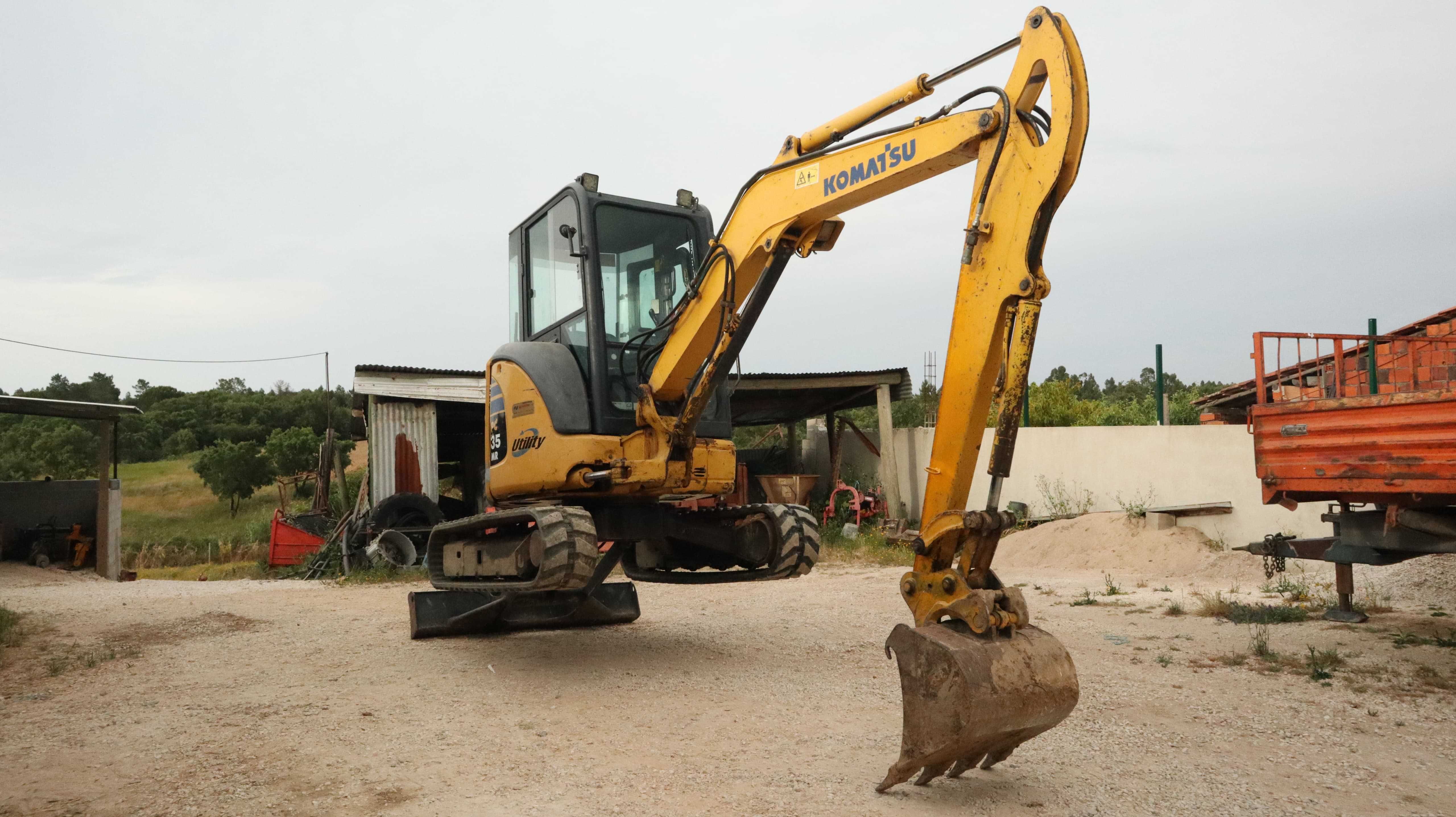 Komatsu PC35 MR muito bom estado.
