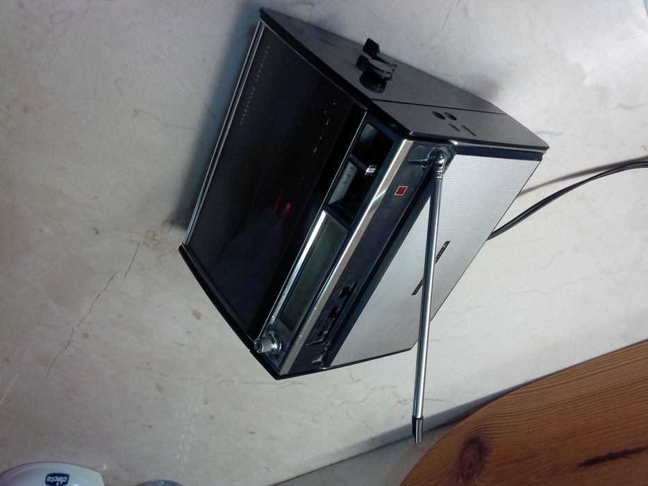 Radio Panasonic antigo a funcionar