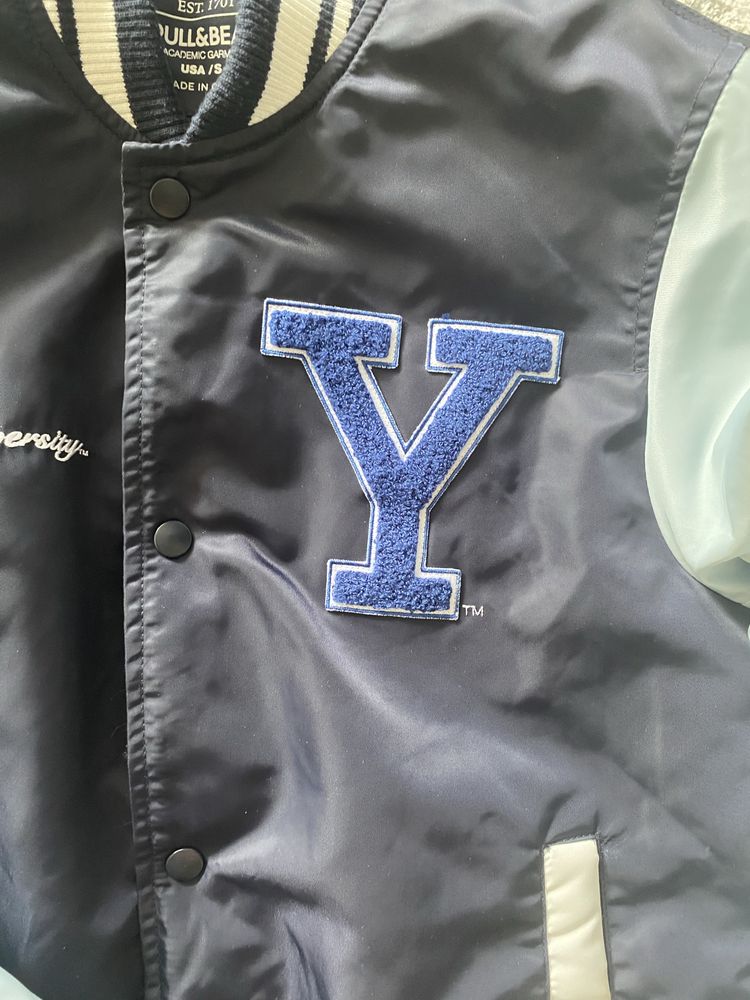 Kurtka Pull&Bear Yale Niebieska kurtka bomberka w uczelnianym stylu