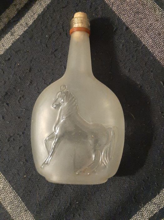 Stara butelka z wytłoczonym koniem.