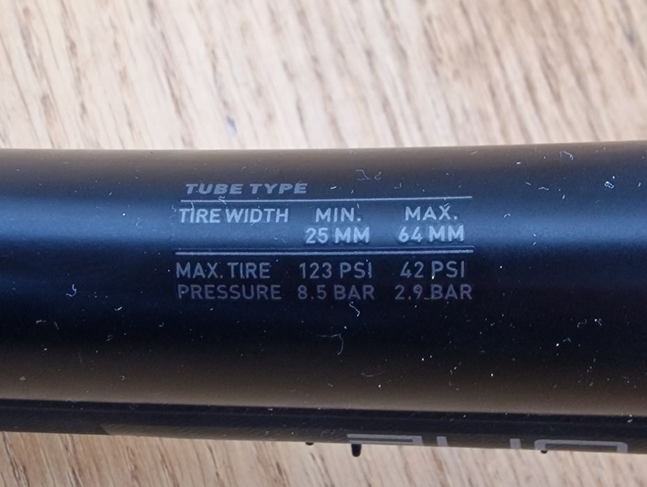 Zestaw kół szosowych: DT Swiss ER1600 SPLINE 23mm wys,Bębenek XDR SRAM